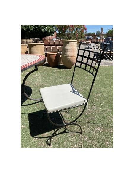 Chaise en fer avec galette