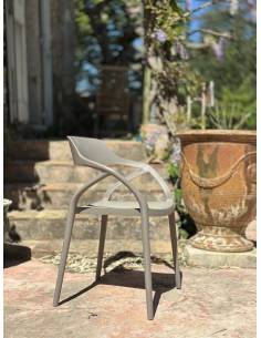 Chaise en plastique KARI avec accoudoirs| La Madeleine Déco 2