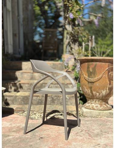Chaise en plastique KARI avec accoudoirs| La Madeleine Déco