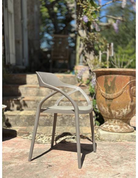 Chaise en plastique KARI avec accoudoirs| La Madeleine Déco