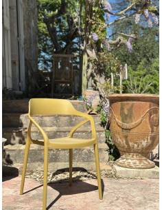 Chaise en plastique KARI avec accoudoirs| La Madeleine Déco