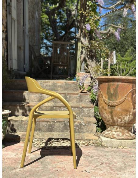 Chaise en plastique KARI avec accoudoirs| La Madeleine Déco