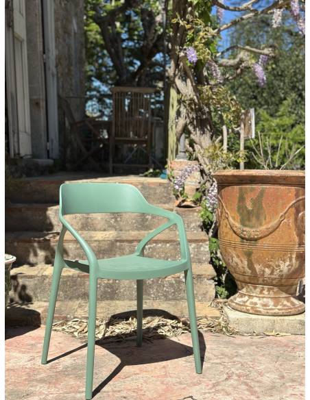 Chaise en plastique KARI avec accoudoirs| La Madeleine Déco