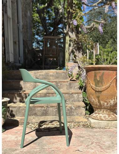 Chaise en plastique KARI avec accoudoirs| La Madeleine Déco