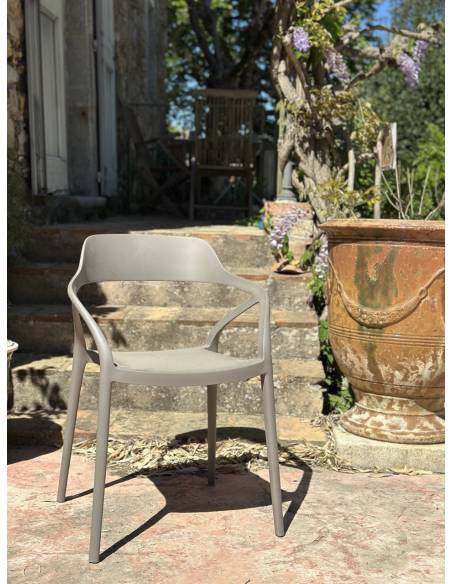 Chaise en plastique KARI avec accoudoirs| La Madeleine Déco