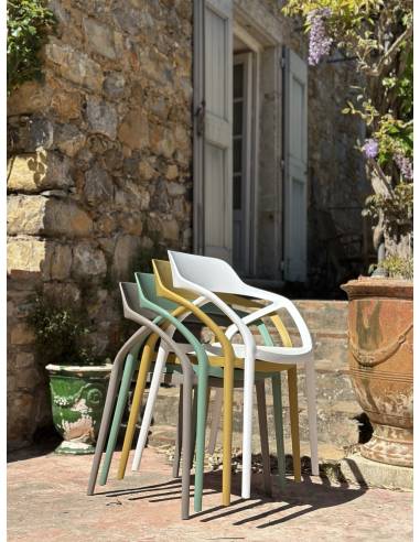 Chaise en plastique KARI avec accoudoirs| La Madeleine Déco