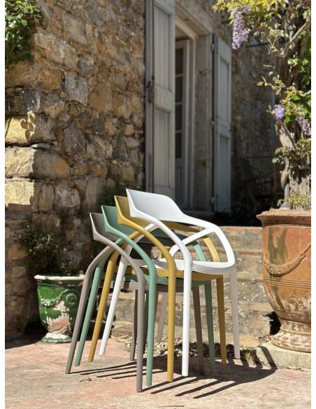 Chaise en plastique KARI avec accoudoirs| La Madeleine Déco